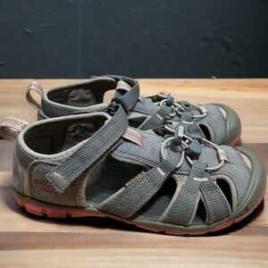 Keen Sandals Sz 2 Youth Kids Gray Closed Toe Outdoors Hiking Shoes